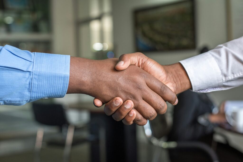 HANDSHAKE TO ILLUSTRATE DEAL OR PARTNERSHIP